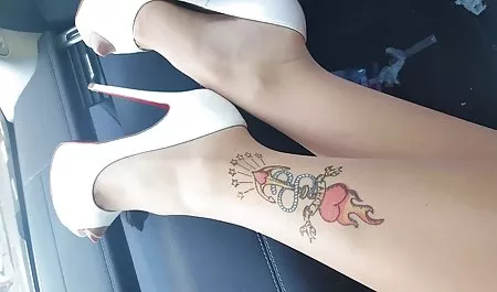 Dos chicas camareras sexo con culonas maduras
