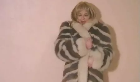 Me tome la morena, la polla en el coño de color mujeres mayores teniendo sexo rosa