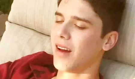 Facial otro videos pornos mexicanos de maduras en un sofá rojo