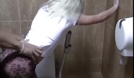El hombre se maduras rubias anal despertó con una caliente mamada