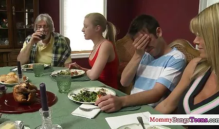 Chick masturbándose en señoras de 60 xxx la cocina