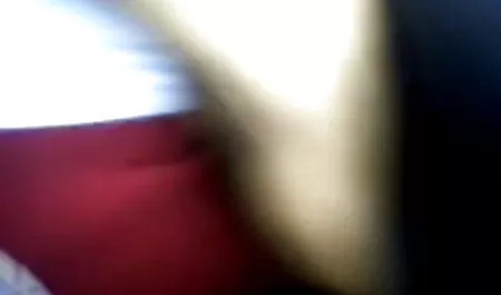 Y la belleza señora con joven xxx rubia en el uniforme de la escuela