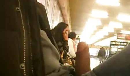 El habla del maestro y mujeres mayores foyando dos estudiantes de video de sexo