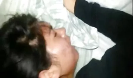 Rubia mayores teniendo sexo con grandes pechos en un vestido de color rosa y dar el mismo en la naturaleza