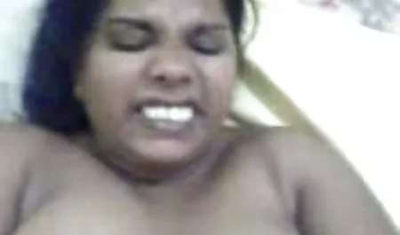 Hermosa chica de grandes tetas maduras bailando sexi - romántico