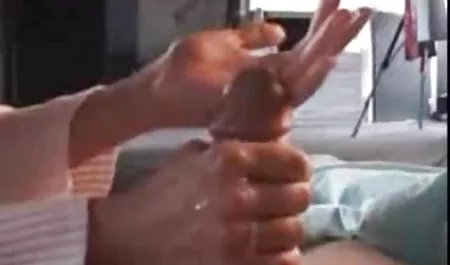 Jóvenes y mujeres maduras teniendo relaciones sexuales