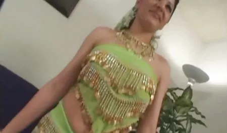Ella videos caseros de mujeres maduras lo despierta.