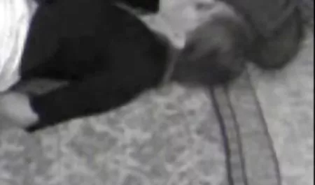 Chica mujeres maduras teniendo relaciones en ropa interior, acariciando a sí misma
