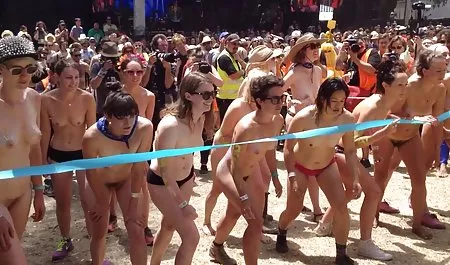 Sexo apasionado en un sexo con señoras mayores sofá rojo