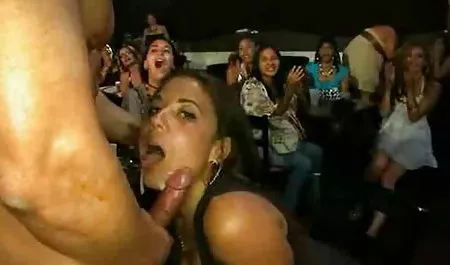 Tener relaciones sexuales con mujeres maduras fornicando un estudiante, champagne